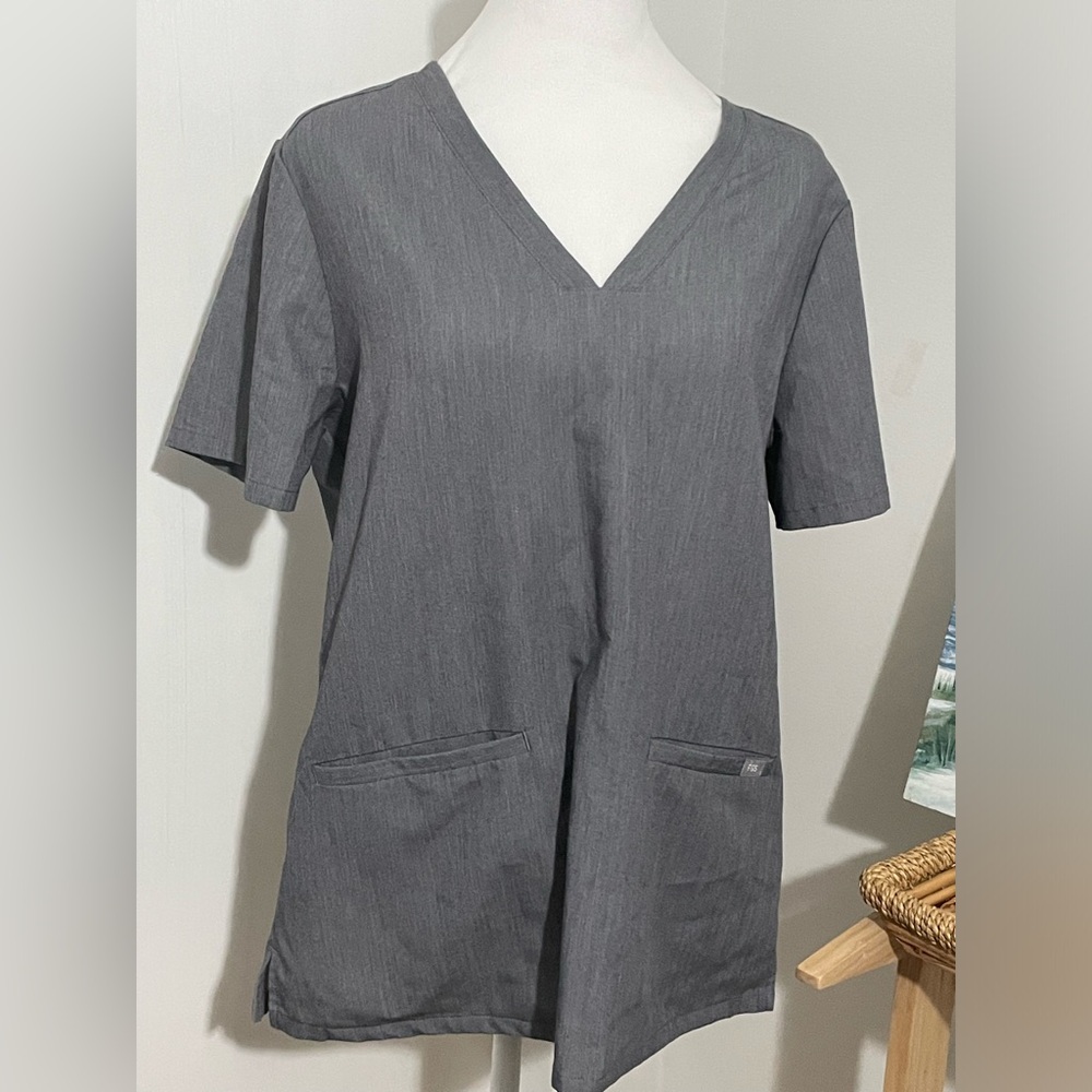 FIGS Medical Scrubs Women's Casma Three-Pocket Scrub Top Sz M Gray